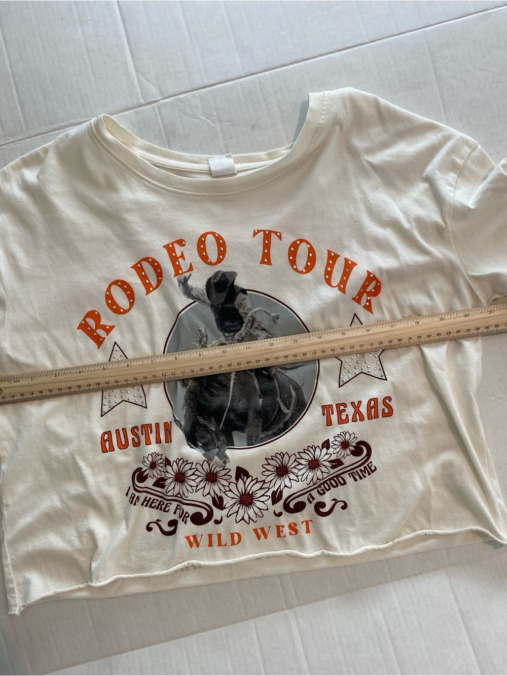 Rodeo Tour Austin Texas Wild West Crop Tshirt with Cowboy and Daisies - Sz Large - Picture 4 of 7